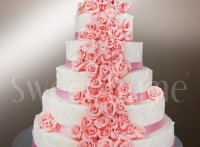 Tort weselny z rożowymi kwiatami